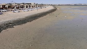 Prázdná pláž v oblasti Sahl Hasheesh.