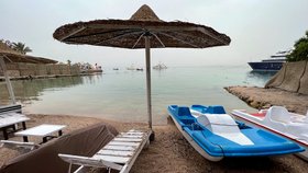 Zavřená pláž po útoku žraloka v Egyptě (9.6.2023)