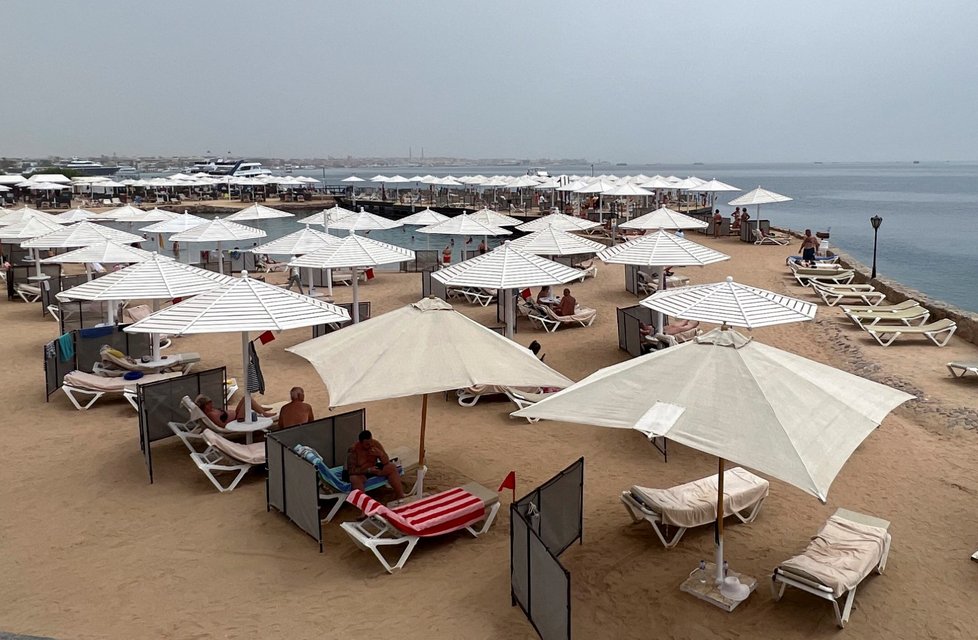 Zavřená pláž po útoku žraloka v Egyptě. (9.6.2023)