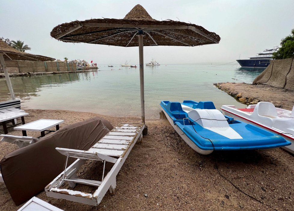 Zavřená pláž po útoku žraloka v Egyptě. (9.6.2023)
