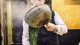 Příprava polévky mulúchíja