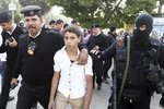 Egyptská policie při za zásahu proti březnové demonstraci Muslimského bratrstva, v jejiž středu jsou i děti.