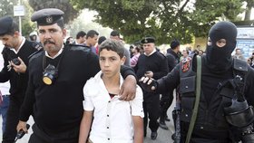 Egyptská policie při za zásahu proti březnové demonstraci Muslimského bratrstva, v jejiž středu jsou i děti.