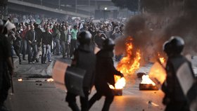 Káhira se topí v plamenech a chaosu