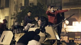 Armádní jednotky v ulicích Egypta. Demonstranti se rozhodli získat je na svou stranu. To by byl Mubarakův konec.