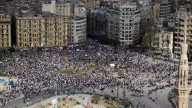 V ulicích Káhiry je 50 000 lidí. Zákaz nočního vycházení nerespektují, v ulicích budou, dokud prezident nerezignuje