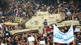 Dav obklopil tanky okolo náměstí Tahrib