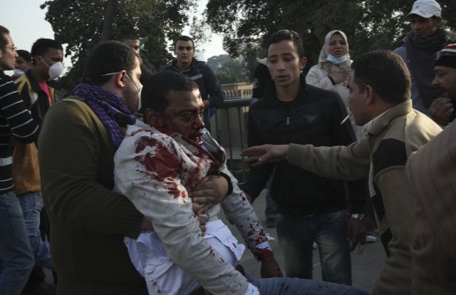 Ulicemi zní střelba. Policie a armádní jednotky brání Mubarakův režim