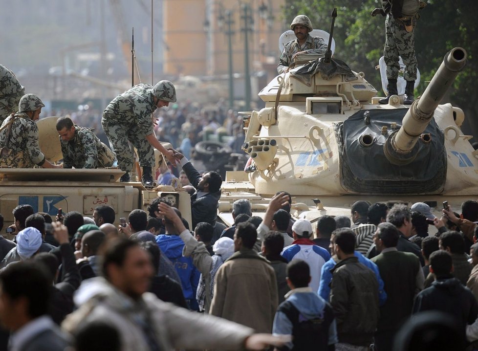 Do ulic vjely tanky, někteří vojáci se přidávají k demonstrantům