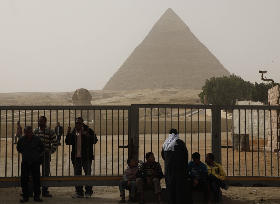Prostor kolem pyramid v Gíze byl uzavřen