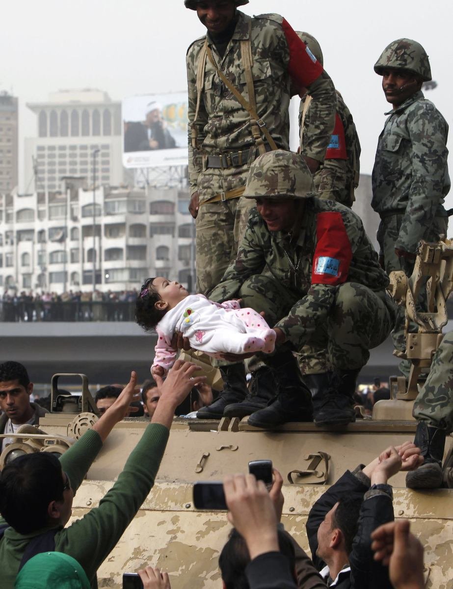 Voják podává dítě