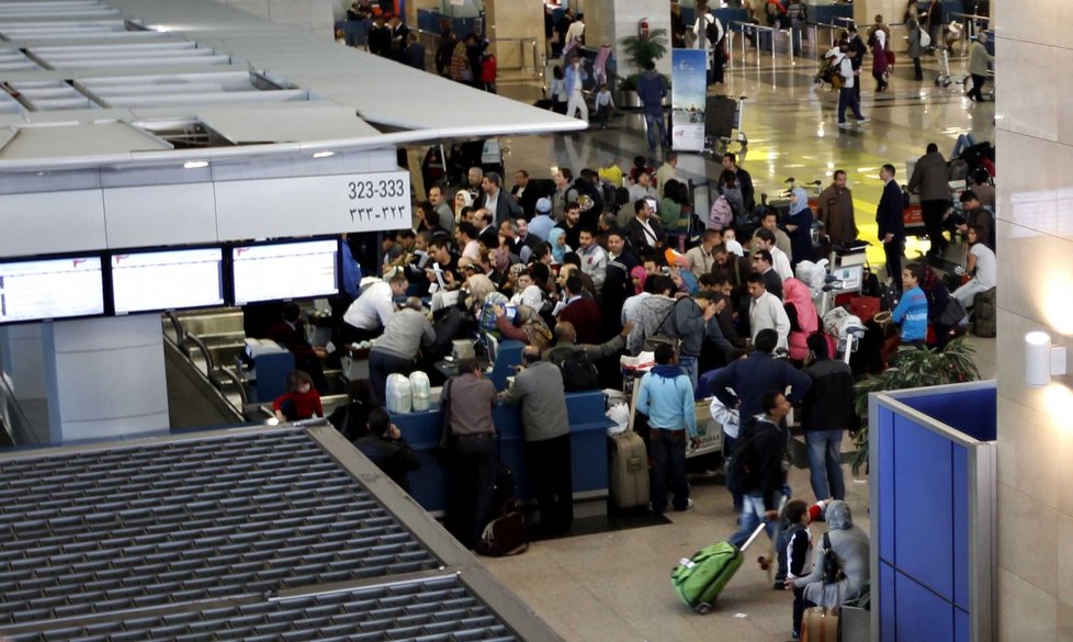 Na letišti v Káhiře zavládl chaos. Tisíce lidí se snaží dostat ze země