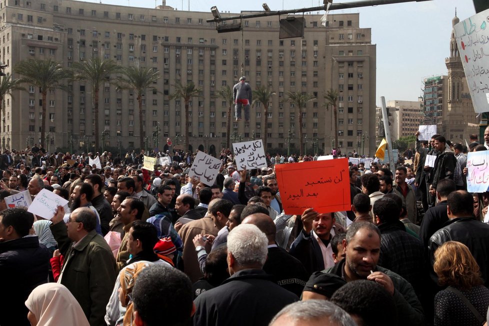 Skoncovat s Mubarakem za každou cenu. To si přáli demonstranti, kteří v centru revoluce, na káhirském náměstí Tahrir oběsili figurínu prezidenta