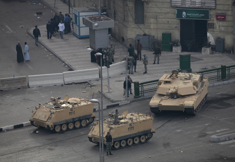 Armáda nezasahuje, ale v ulicích jsou opět nasazeny tanky