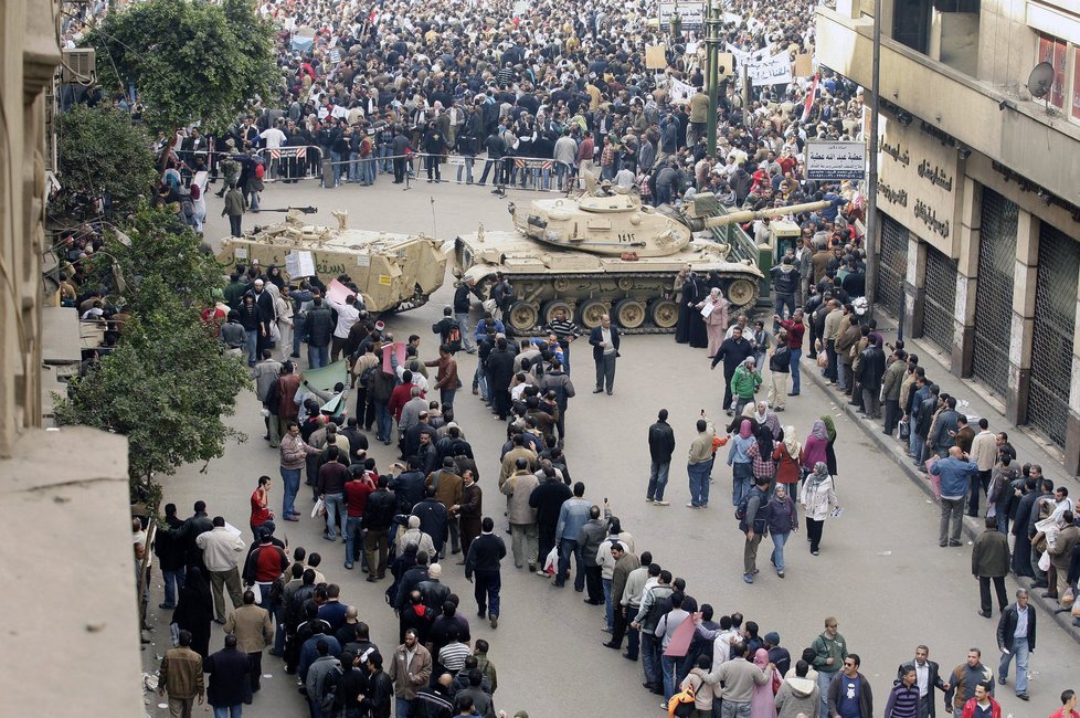 Vojáci pouští lidi na náměstí až po důkladných prohlídkách