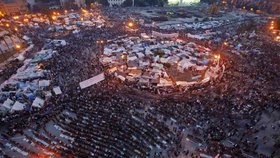 Na náměstí Tahrir v Káhiře demonstranti rozbalili stany a odmítli se hnout, dokud bude Mubarak u moci.