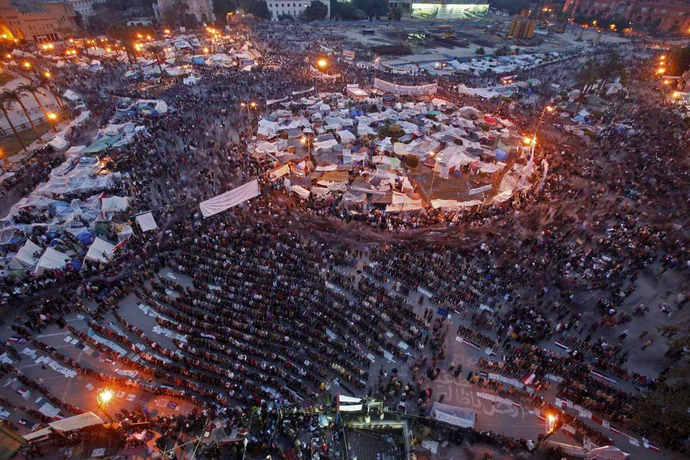 Na náměstí Tahrir v Káhiře demonstranti rozbalili stany a odmítli se hnout dokud bude Mubarak u moci.