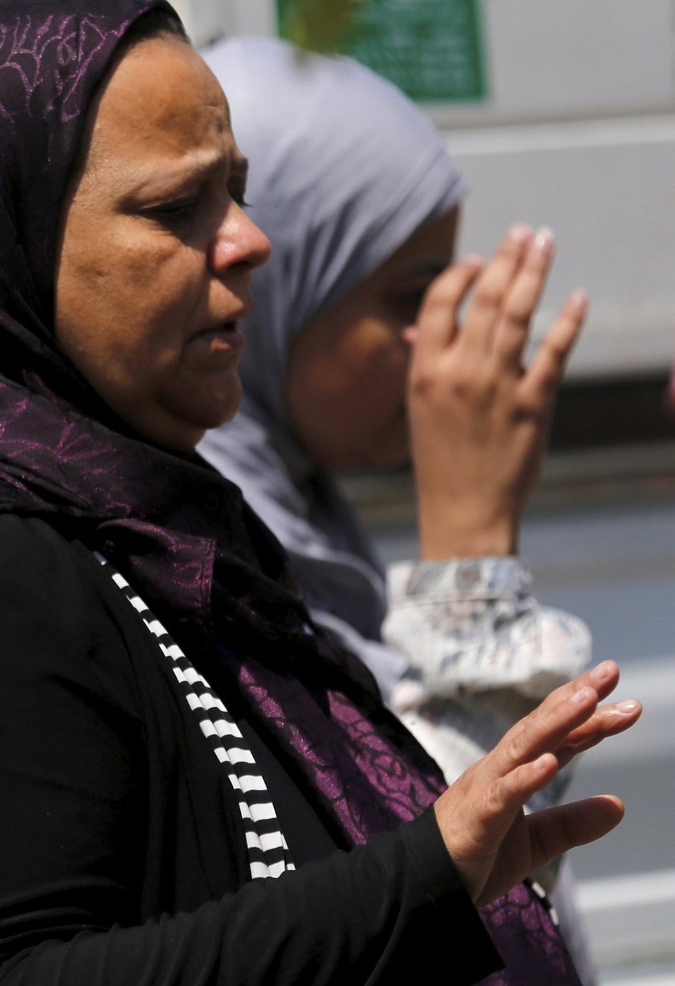 Zoufalý příbuzní čekající na zprávy o osudu letounu EgyptAir