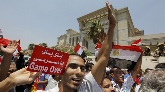 Egypťané slaví pád vlády Muslimského bratrstva