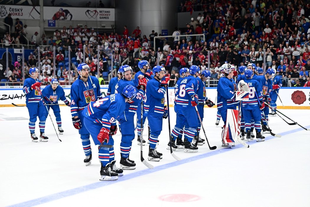 Smutní čeští hokejisté poté, co propadli na domácím podniku EHT
