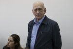 Ehud Olmert bral 15 let obálky s penězi.