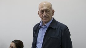 Ehud Olmert bral 15 let obálky s penězi.