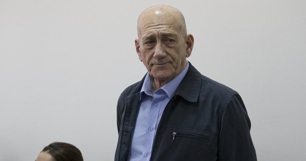 Ehud Olmert bral 15 let obálky s penězi.