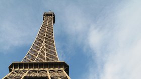 Kus schodiště Eiffelovky za 2 miliony