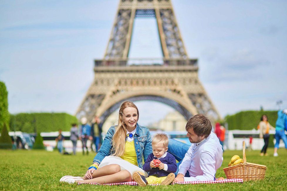 Piknik u Eiffelovy věže.