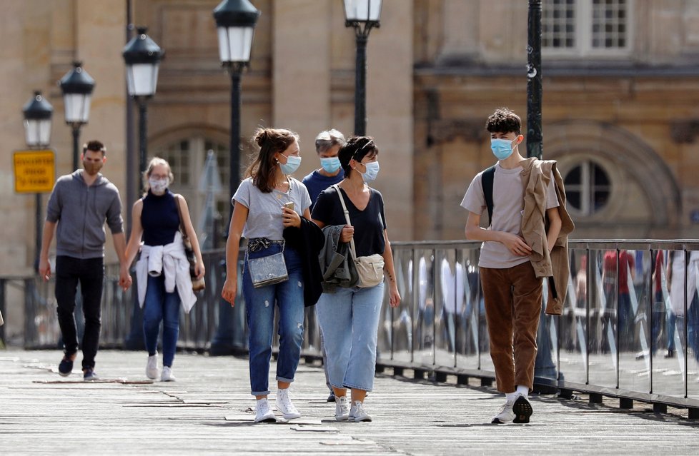 Dovolenkáři s rouškami u Eiffelovy věže v Paříži (28.7.2020)