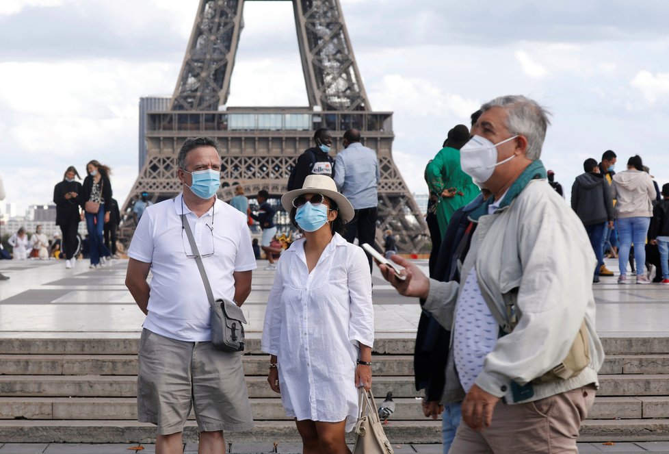 Dovolenkáři s rouškami u Eiffelovy věže v Paříži (28.7.2020)