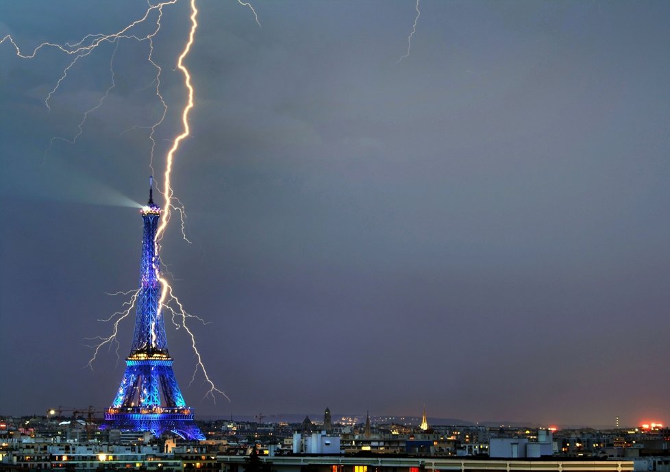 Eiffelova věž při úderu blesku