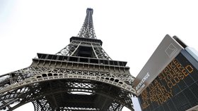 Skleněná bariéra kolem Eiffelovy věže nahradí kovové pletivo.