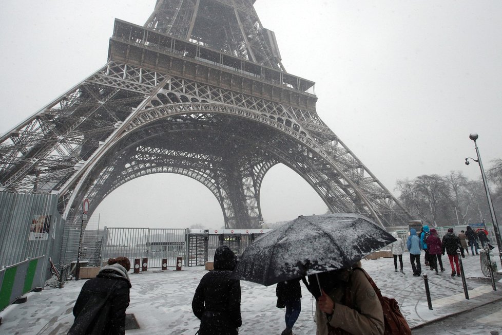 Eiffelova věž se uzavřela kvůli přívalu sněhu