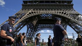 Skleněná bariéra kolem Eiffelovy věže nahradí kovové pletivo.