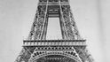 Stavba Eiffelovy věžě trvala dva roky