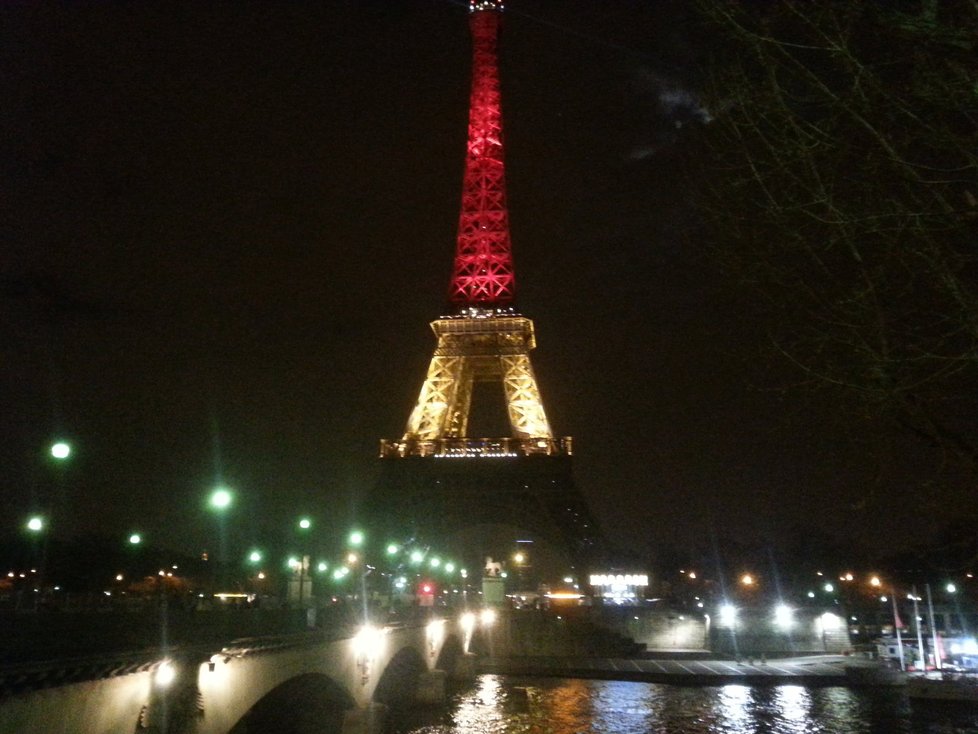 Eiffelovka se oděla do belgické trikolory. Turisty ale žádná speciální bezpečnostní opatření nečekají.