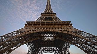 Francouzi postaví okolo Eiffelovy věže neprůstřelnou zeď - bojí se teroristů