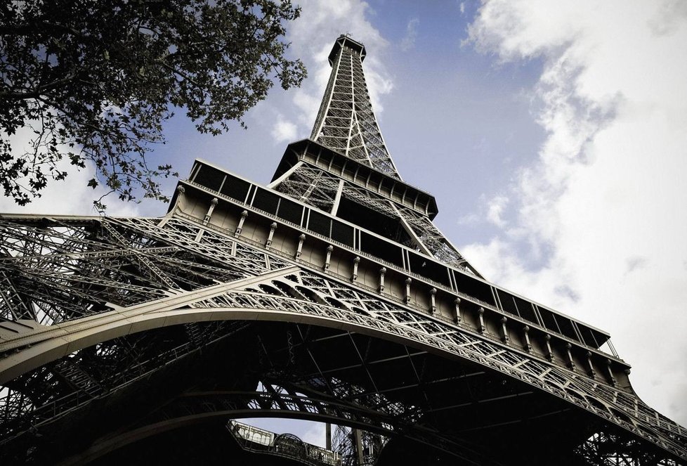 Eiffelova věž v Paříži je symbolem Francie. Turisté se na ni bohužel ještě dlouho nedostanou.