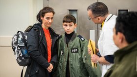 Propuštěný dvanáctiletý Eitan Jahalomi s příbuznými.