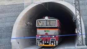 Novým jižním tunelem u Plzně, nejdelším v ČR, projel v 08:20 první vlak s lidmi. V sobotu tam začnou jezdit všechny expresy, rychlíky a spěšné vlaky.