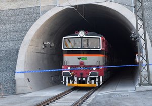 Novým jižním tunelem u Plzně, nejdelším v ČR, projel v 08:20 první vlak s lidmi. V sobotu tam začnou jezdit všechny expresy, rychlíky a spěšné vlaky.