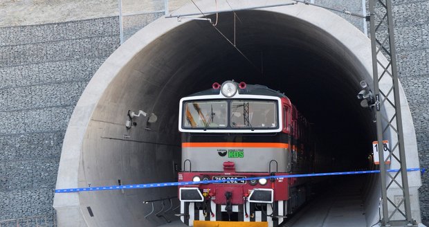 Nejdelším tunelem v Česku projel první vlak s lidmi: Soupravy tu pojedou až 200 km v hodině