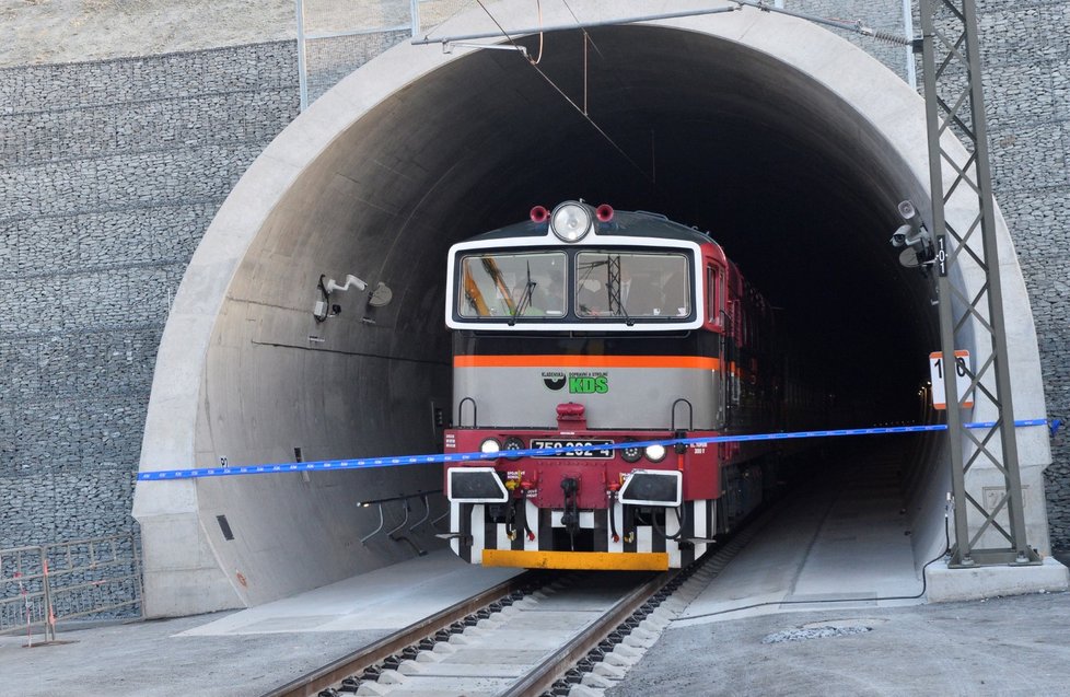 Novým jižním tunelem u Plzně, nejdelším v ČR, projel v 08:20 první vlak s lidmi. V sobotu tam začnou jezdit všechny expresy, rychlíky a spěšné vlaky.