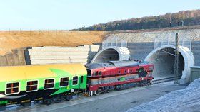 Srážka s vlakem v Ejpovickém tunelu skončila tragicky (ilustrační foto).