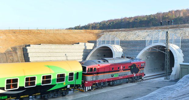 Mladá žena na Plzeňsku vstoupila do železničního tunelu: Smetl ji podle všeho Západní expres