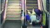 Eskalátory v Praze se rozjely opačným směrem: Tři ženy spadly na 11metrovém schodišti
