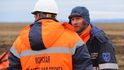 Při ekologické katastrofaě v ruském Norilsku asistuje příslušník Mořské záchranné služby.