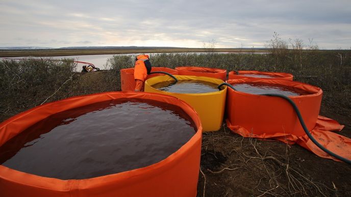 Ekologická katastrofa v ruském Norilsku, kde uniklo 21 tisíc tun paliva a maziv z elektrárny a teplárny. Do řeky Ambarnaja proniklo okolo 16 tisíc tun těchto látek.