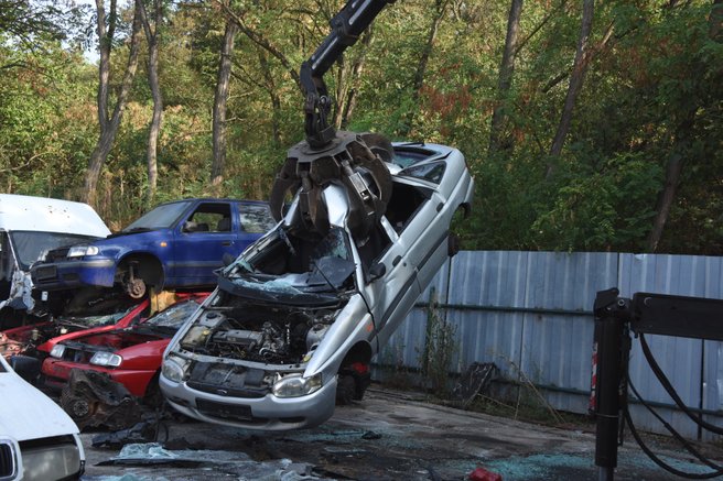 Společnost autovrak bezplatně odveze. Kromě toho majiteli vyplatí korunu za každý kilogram váhy.